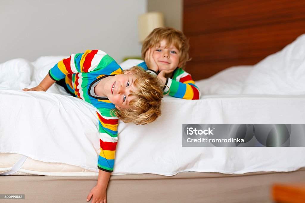 Zwei kleine Geschwister Kinder Jungen Spaß im Bett - Lizenzfrei Bett Stock-Foto
