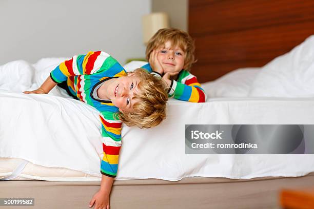 Zwei Kleine Geschwister Kinder Jungen Spaß Im Bett Stockfoto und mehr Bilder von Bett - Bett, Bunt - Farbton, Schlafen