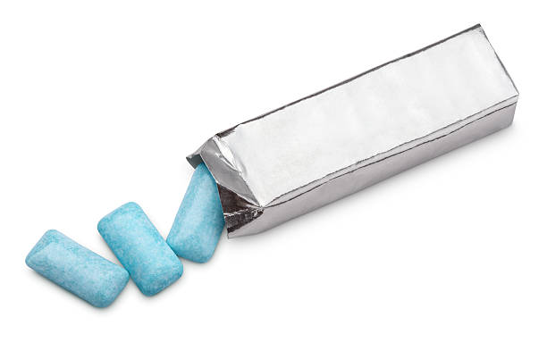 ブルー噛みガムパッケージで、白で分離 - chewing gum ストックフォトと画像