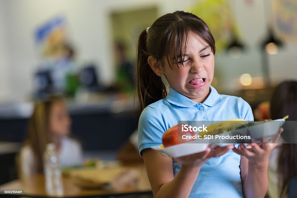 Aluno de Escola primária de que vamos enfrentar na cafeteria comida - Foto de stock de Merenda Escolar royalty-free