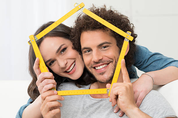 casal está a pensar em comprar casa - folding ruler imagens e fotografias de stock