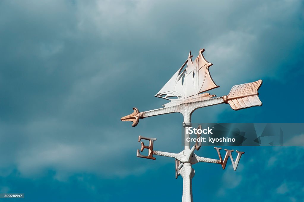 ヨット風の羽根アゲインスト青い空、コピースペース付き - カラー画像のロイヤリティフリーストックフォト