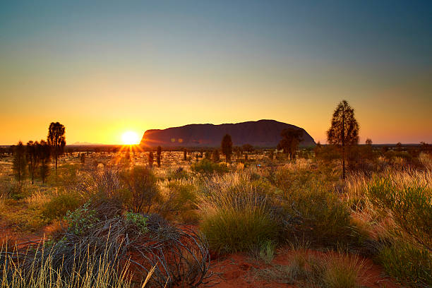 uluru coucher du soleil territoire du nord - northern territory flash photos et images de collection