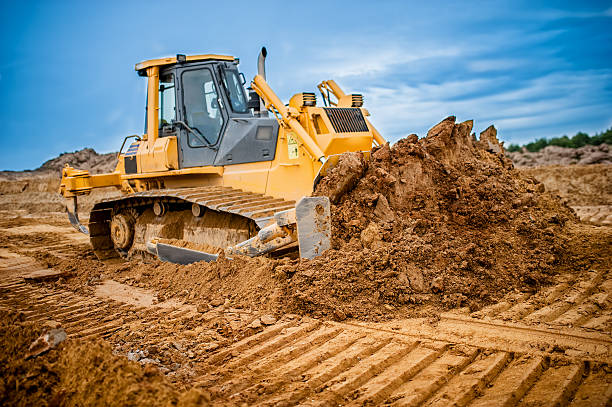 excavator trabajo con tierra y la arena en sandpit en la carretera - bulldozer fotografías e imágenes de stock
