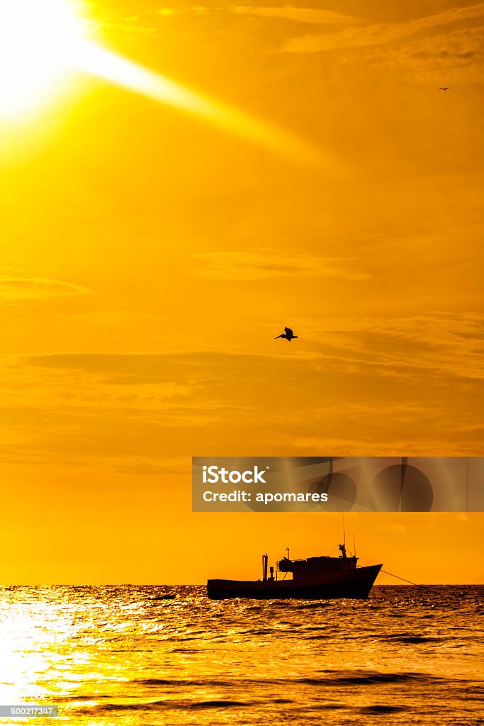 Fisherman's barco anclados en la isla caribeña de la puesta de sol - Foto de stock de Agua libre de derechos