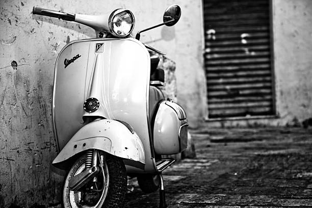 antigua vespa scooter - piaggio fotografías e imágenes de stock