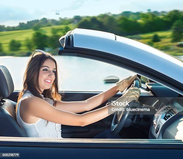 Mujer Feliz Conducir Un Coche De Cabriolet Foto de stock y más banco de imágenes de Actividad - Actividad, Adulto, Adulto joven