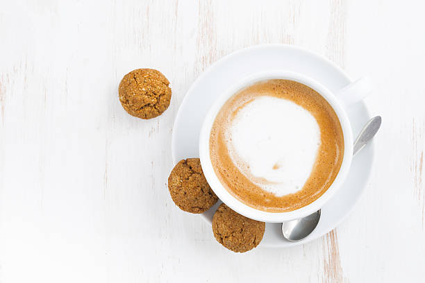 copo de cappuccino e com aroma cookies em branco mesa de madeira - biscotti coffee cappuccino latté imagens e fotografias de stock