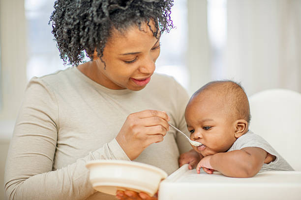 구슬눈꼬리 먹이기 아주머니 어린이 - baby eating child mother 뉴스 사진 이미지