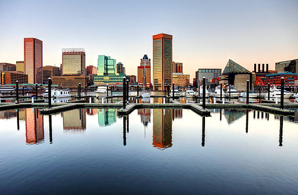 baltimore's inner harbor - baltimore maryland inner harbor skyline stock-fotos und bilder