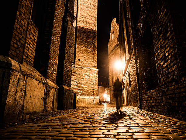 照明付き旧市街の石畳の通りの夜 - ripper ストックフォトと画像
