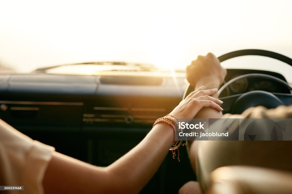 Junges Paar im Auto Hände halten - Lizenzfrei Auto Stock-Foto