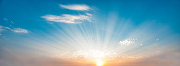 sunbeams dramatyczne słońca - sunbeam cloud panoramic sky zdjęcia i obrazy z banku zdjęć
