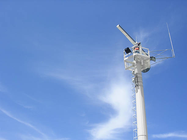 technicien de maintenance le radar antenne - sea safety antenna radar photos et images de collection