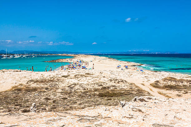 turistas em illetes beach ilha de formentera, mar mediterrâneo, - illetes - fotografias e filmes do acervo