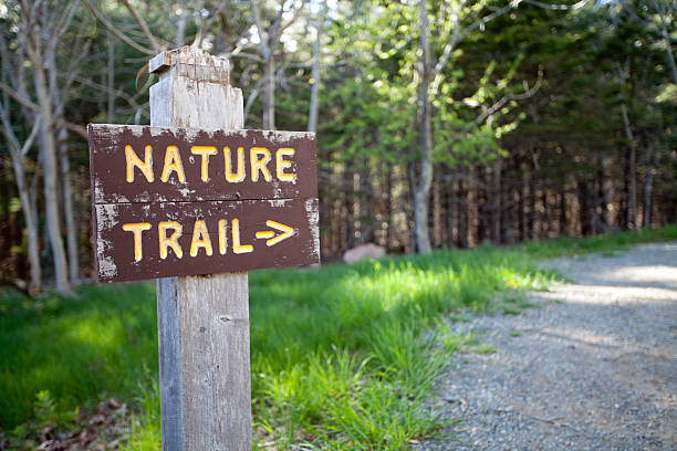 placa de trilha na natureza no parque nacional de acadia, maine. - sinal de entrada - fotografias e filmes do acervo