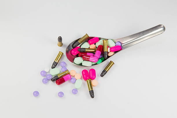 색상화 환약 및 점 in 수저로 (흰색 배경 - capsule vitamin pill red lecithin 뉴스 사진 이미지