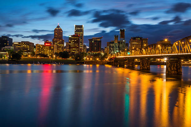 portland skyline ao longo de waterfront - portland oregon oregon waterfront city imagens e fotografias de stock