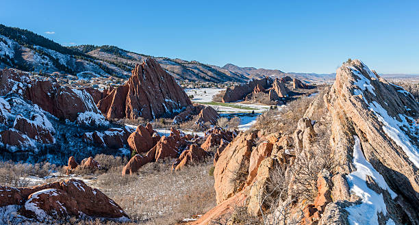 red rock valley - clear sky diagonal snow winter fotografías e imágenes de stock