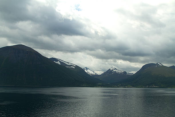 fjords de norvège du nord. - tony snow photos et images de collection