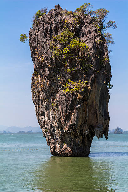 джеймса бонда в таиланде рок - phuket province beach blue cliff стоковые фото и изображения