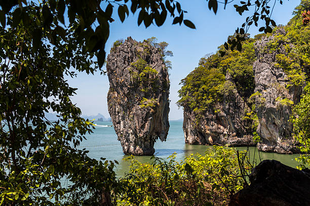james bond rock na tailândia - phuket province beach blue cliff imagens e fotografias de stock