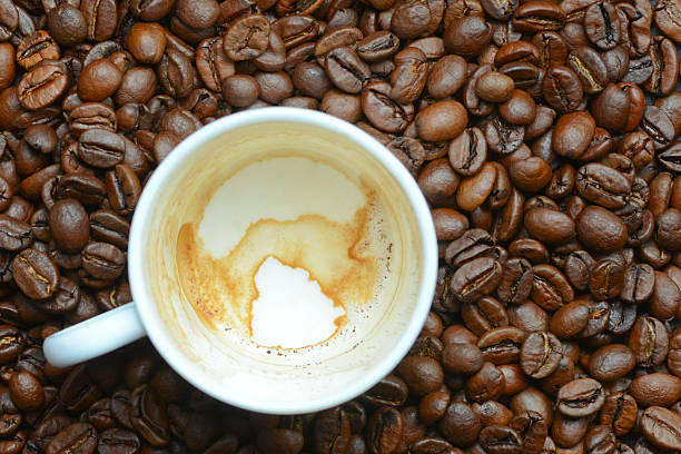 грязный кружка от кофейных зерен кофе - brain wash стоковые фото и изображения