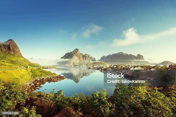 Foto de Reine Village Ilhas Lofoten Noruega e mais fotos de stock de Fiorde - Fiorde, Noruega, Escandinávia