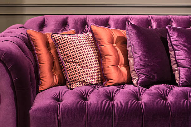 gros plan d'un canapé et de coussins en velours violet - bedding cushion purple pillow photos et images de collection
