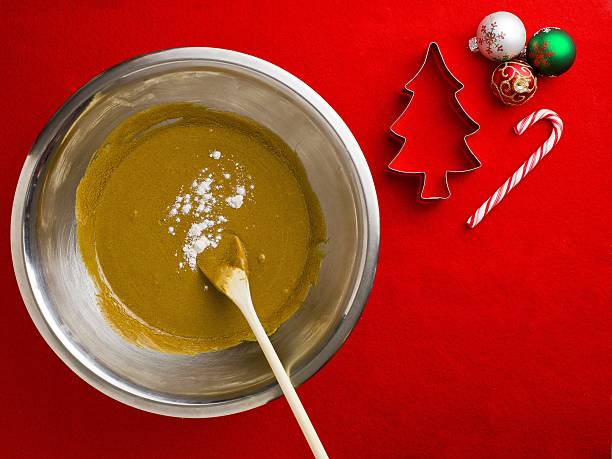 schokoladen-sirup mit cookie-cutter und weihnachtskugel - candy cane christmas cookie raw food stock-fotos und bilder