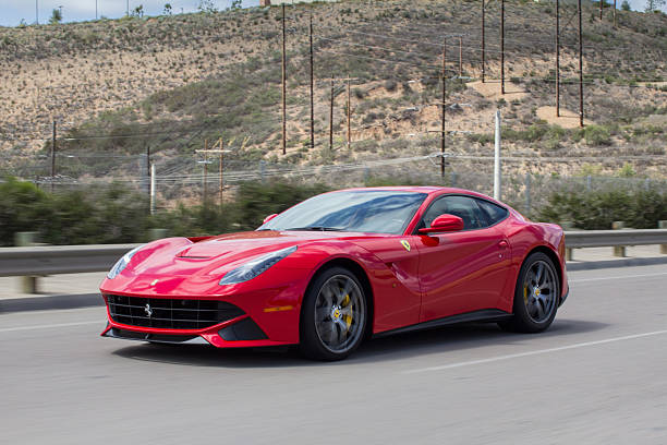 f12 ferrari berlinetta zwölf zylinder gt sport auto fahren - f12 stock-fotos und bilder