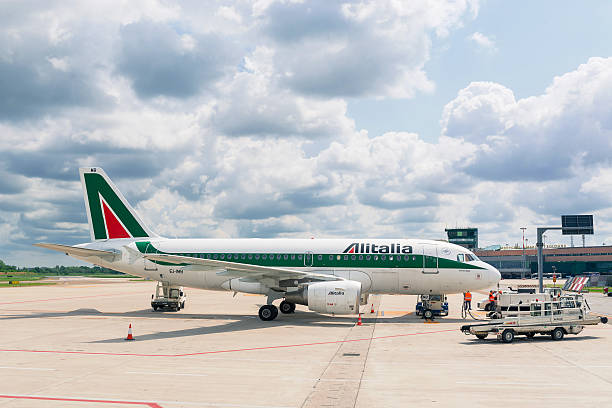 embarque da alitalia avião a jato no aeroporto de bolonha. - compartimento de arrumação - fotografias e filmes do acervo