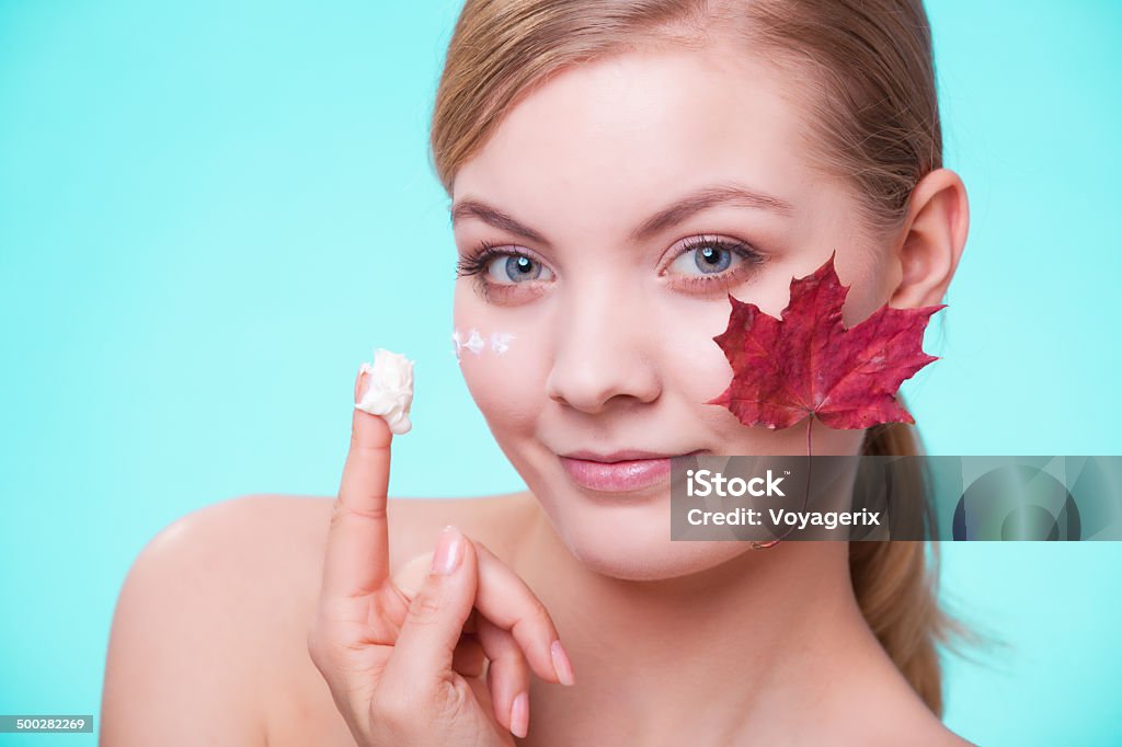 Hautpflege. Gesicht der jungen Frau Mädchen mit Blatt-Creme - Lizenzfrei Auftragen Stock-Foto