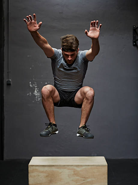 gym jumping on box - crosstraining imagens e fotografias de stock