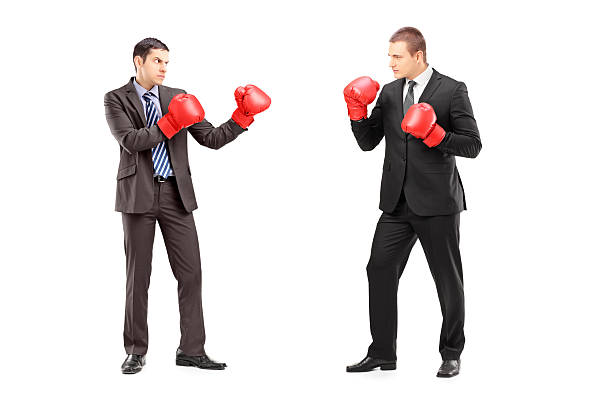 2 つのビジネスマンが、戦いでボクシンググローブ - boxing caucasian men business ストックフォトと画像