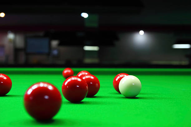 zwei unterschiedliche farben snooker bälle auf dem tisch, 2 - snooker stock-fotos und bilder