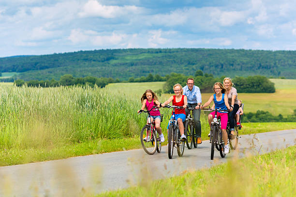 familie radfahren im ländlichen landschaft - field trip stock-fotos und bilder