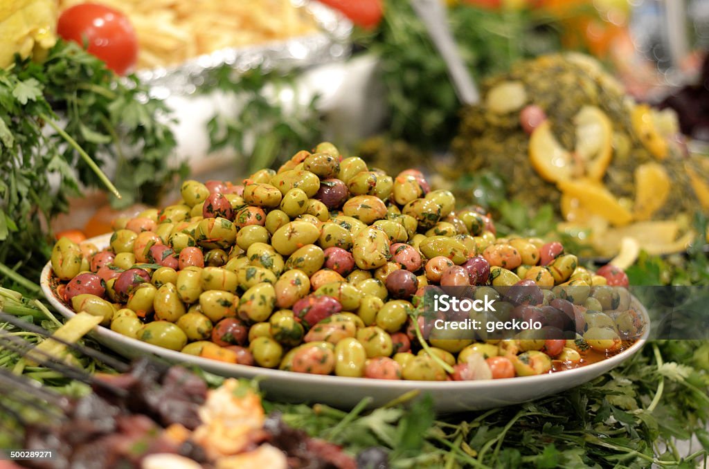 Oliven-Platte mit Kräutern - Lizenzfrei Abnehmen Stock-Foto