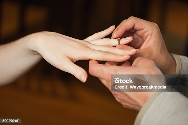 Foto de Homem Colocando O Anel De Casamento Proposta Em Durante e mais fotos de stock de Aliança de noivado