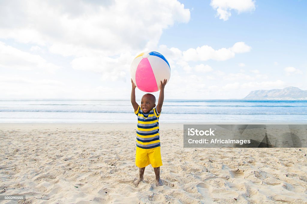 Photo libre de droit de Africaine Bébé Attraper Un Ballon De Plage