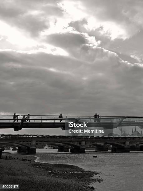 Ponte Millenium - Fotografias de stock e mais imagens de Andar - Andar, Ao Ar Livre, Arquitetura