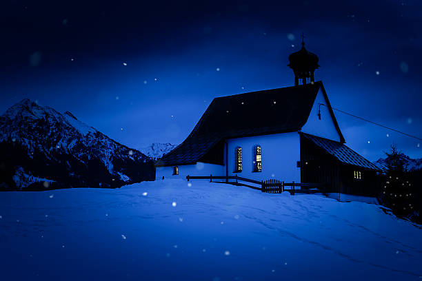 piccola chiesa nel alpi bavaresi - snow chapel christmas germany foto e immagini stock