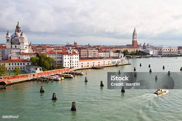 Vista De Venecia Italia Foto de stock y más banco de imágenes de Agua potable - Agua potable, Aire libre, Arquitectura