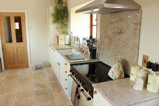 shaker stile country cucina con piano di lavoro in granito, di superficie pentola a - shakerismo foto e immagini stock