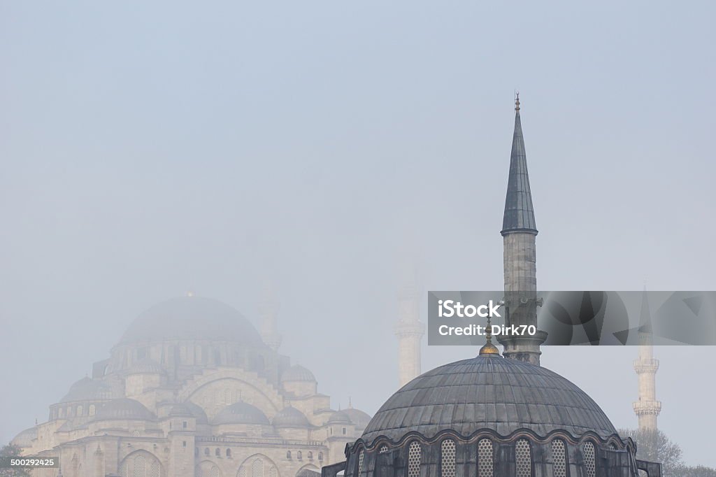 Süleymaniyeモスクイスタンブールの朝の霧の - 16世紀のスタイルのロイヤリティフリーストックフォト