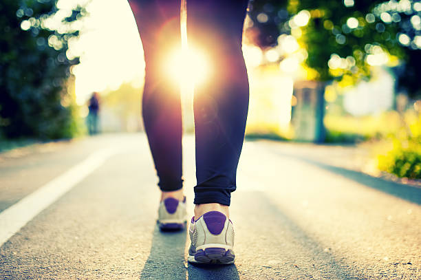 mulher de atleta pés e calçados enquanto corre no parque. - walking shoe human foot footpath - fotografias e filmes do acervo