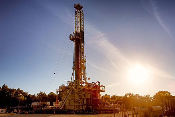 드릴 삭구를 장비하다 수압파쇄법 operation 실루엣 at dusk - oil pump oil industry alberta equipment 뉴스 사진 이미지