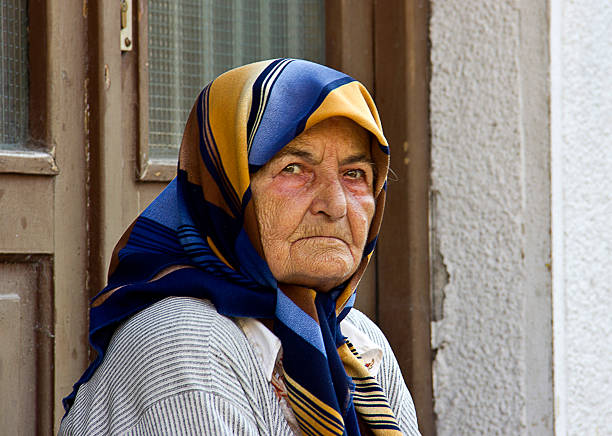 bósnio mulher - headscarf islam senior adult east - fotografias e filmes do acervo
