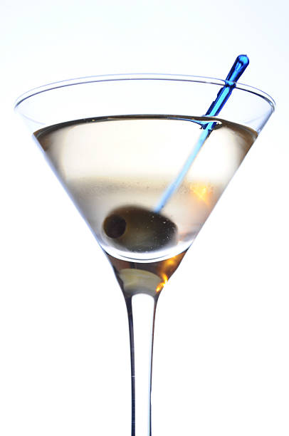 martini con verde oliva - martini martini glass dirty martini olive fotografías e imágenes de stock