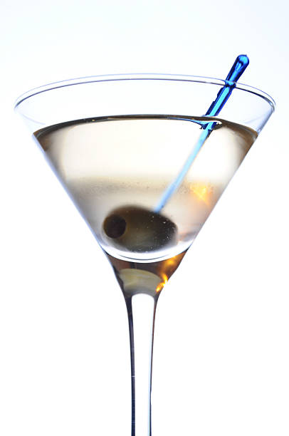 martini z zielona oliwka - martini glass martini dirty martini cocktail zdjęcia i obrazy z banku zdjęć